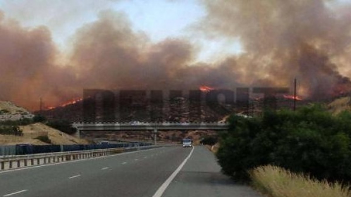 Πύρινη κόλαση σε χωριό της Λάρνακας – Δύσκολο το έργο της κατάσβεσης, λόγω ισχυρών ανέμων