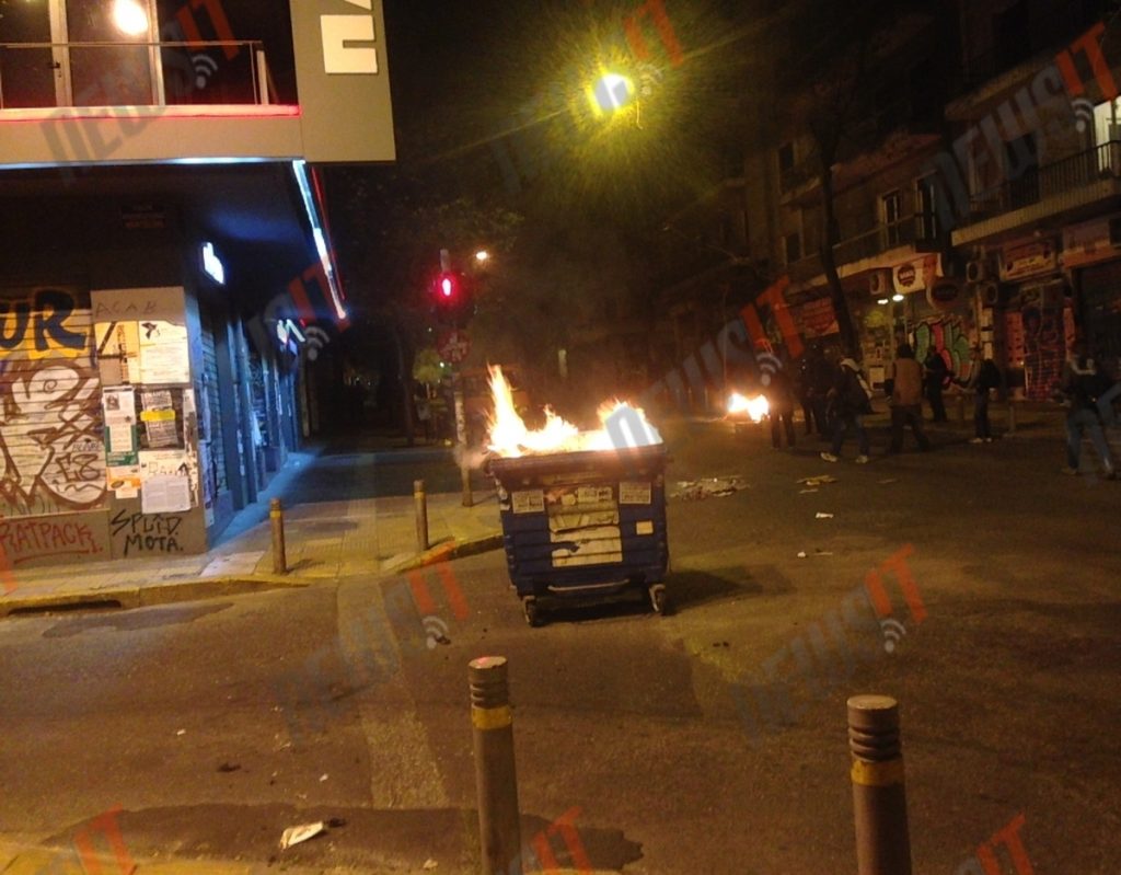 Νέος “πόλεμος” στα Εξάρχεια μεταξύ αντιεξουσιαστών – αστυνομίας (ΦΩΤΟ, ΒΙΝΤΕΟ)