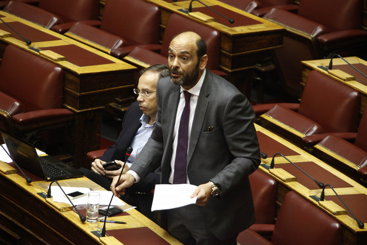 Φωτήλας σε Παππά: «Τις περούκες μην τις πετάξετε θα τις χρειαστείτε όταν θα φεύγετε νύχτα»