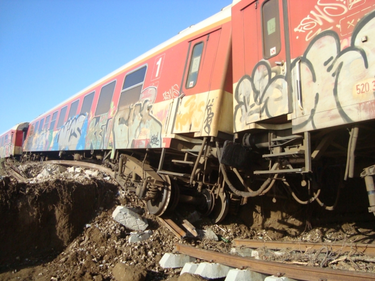 Κατέρρευσε γέφυρα και εκτροχιάστηκε τρένο στο Σούνιο Ξάνθης – BINTEO