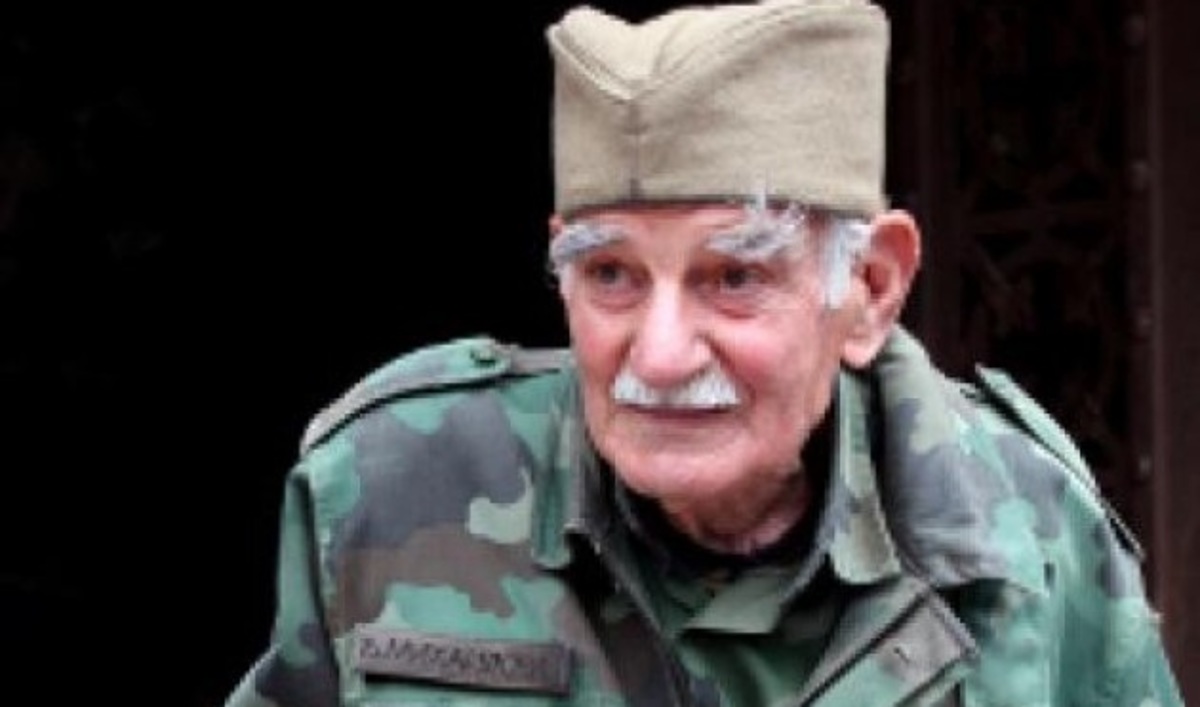 Ο 86χρονος “φρουρός” της μεγαλύτερης νεκρόπολης στην Ελλάδα! Ένας Σέρβος στο Ζεϊτελνίκ