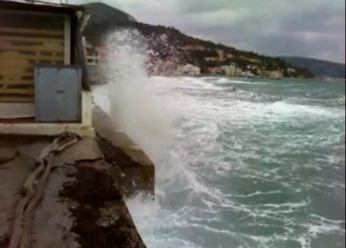 Κύματα επτά μέτρων στην Εύβοια – Δείτε video