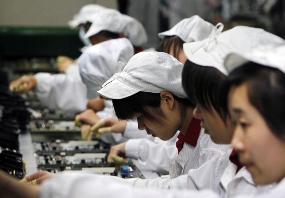 Εργάτες 14 ετών παραδέχεται ότι απασχολεί η Foxconn στην Κίνα