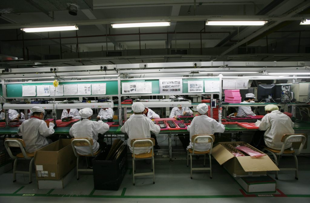 Εργαζόμενοι στο εργοστάσιο της Foxconn. Μέσα σε λίγες εβδομάδες δέκα εργαζόμενοι αυτοκτόνησαν. ΦΩΤΟ REUTERS