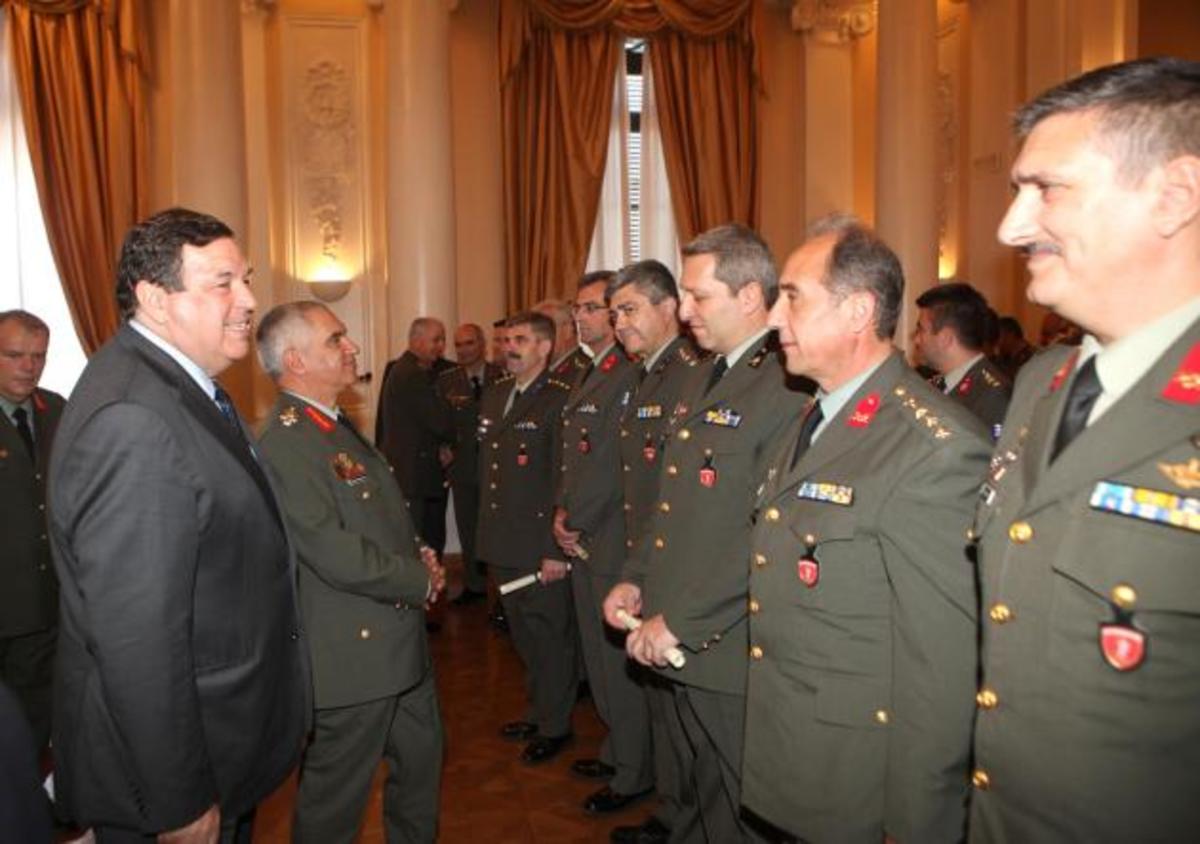 Ο Φράγκος “επιστρέφει” στο στρατό μέσω …non paper – Απίστευτη παρέμβαση για την αναδιοργάνωση