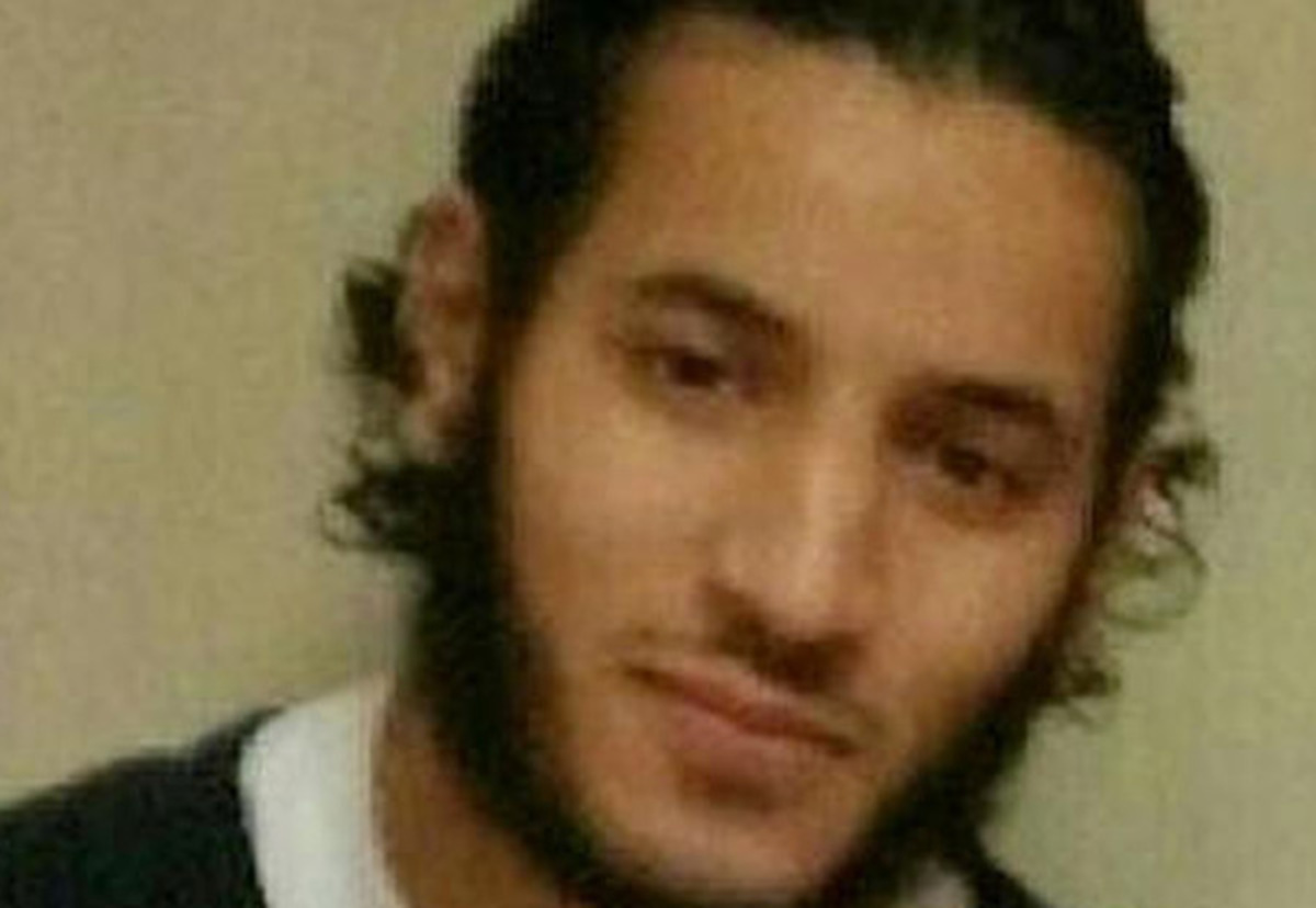 Τρόμος στο Παρίσι: Τζιχαντιστής μαχαίρωσε αστυνομικό και πήρε ομήρους τη γυναίκα και το παιδί του – Το Ισλαμικό Κράτος ανέλαβε την ευθύνη