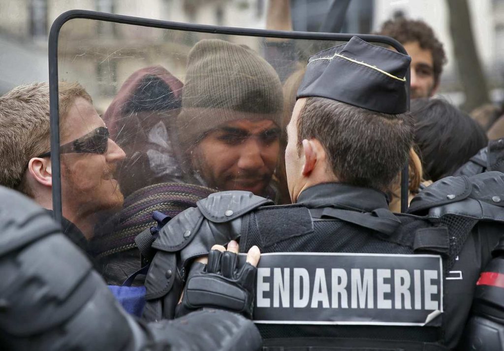 “Παραλύει” η Γαλλία από τις απεργίες – Στους δρόμους και οι αστυνομικοί