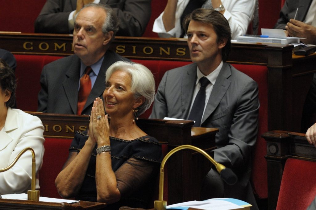 Η απερχόμενη υπουργός Κριστίν Λαγκάρντ και ο νέος υπουργός Οικονομίκων ακριβώς από πάνω της! ΦΩΤΟ REUTERS