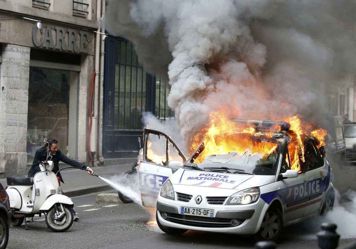 Βόμβες μολότωφ σε περιπολικό με τους αστυνομικούς μέσα σε αυτό! – Άλλη μια ημέρα επεισοδίων στη Γαλλία – ΒΙΝΤΕΟ