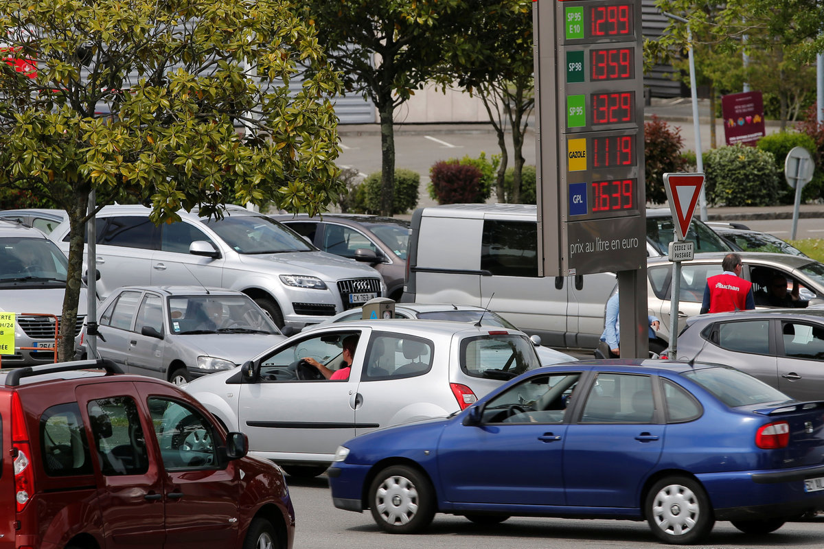 Στην ουρά για λίγα καύσιμα: Δεν είναι στη Βενεζουέλα, είναι στη Γαλλία