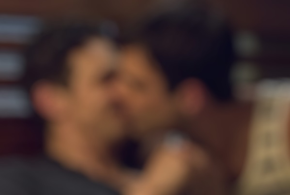 Πασίγνωστοι ηθοποιοί ανταλλάσσουν φιλιά στο κρεβάτι