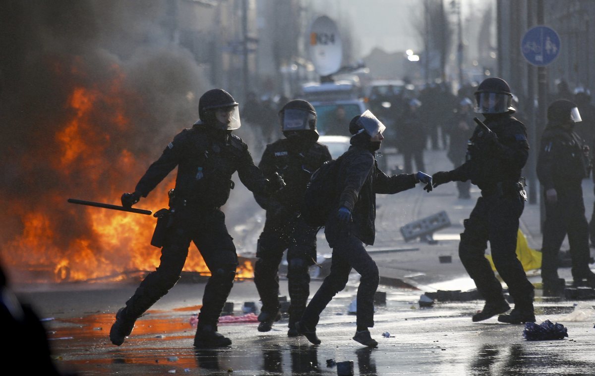 “Κόλαση” στη Φρανκφούρτη για τα εγκαίνια της ΕΚΤ – Σοβαρά επεισόδια μεταξύ διαδηλωτών και αστυνομικών (ΦΩΤΟ, ΒΙΝΤΕΟ)
