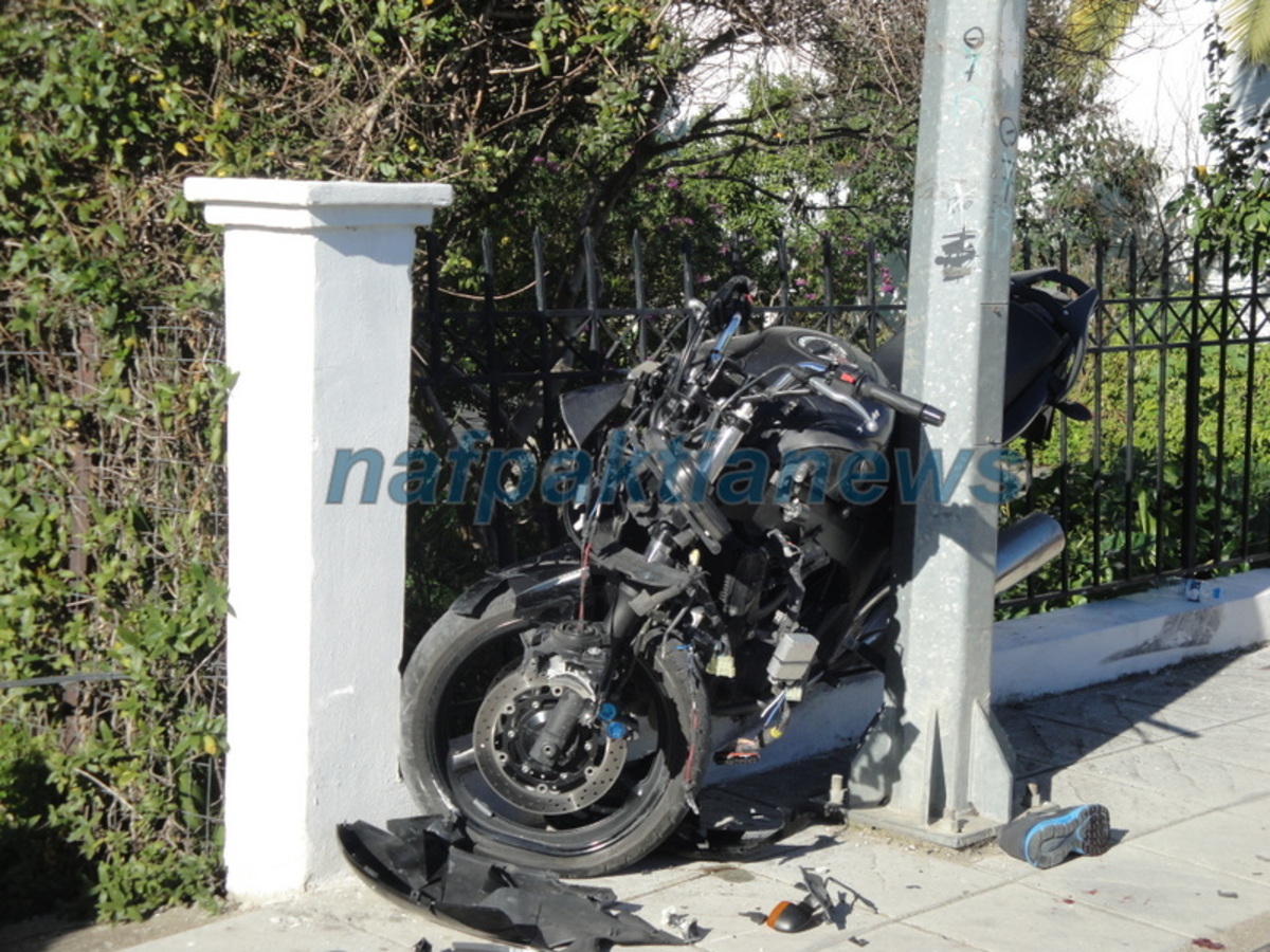 Απίστευτο δυστύχημα στη Ναύπακτο – Μηχανή σφηνώθηκε ανάμεσα σε κολόνα και φράχτη (ΦΩΤΟ)