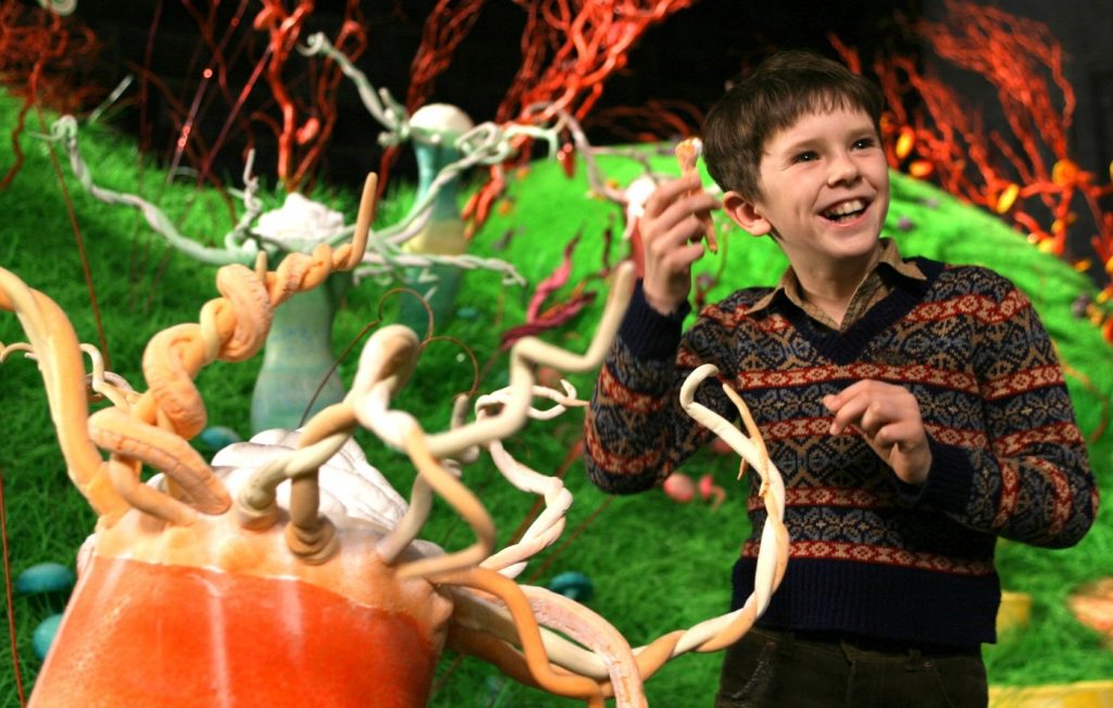 Δείτε πόσο μεγάλωσε και άλλαξε ο Τσάρλι από το εργοστάσιο σοκολάτας!