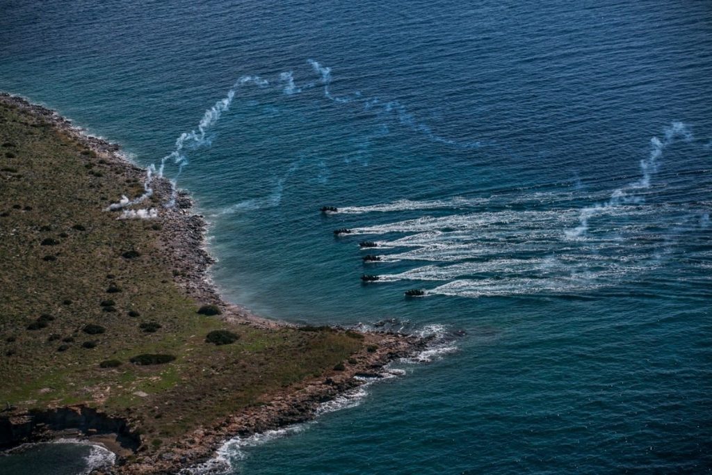 Συναγερμός σε Ρόδο και Σύμη – Τουρκικά φουσκωτά κινούνται προς την Ελλάδα – Ψάχνουν στα σύνορα 40 Τούρκους κομάντος