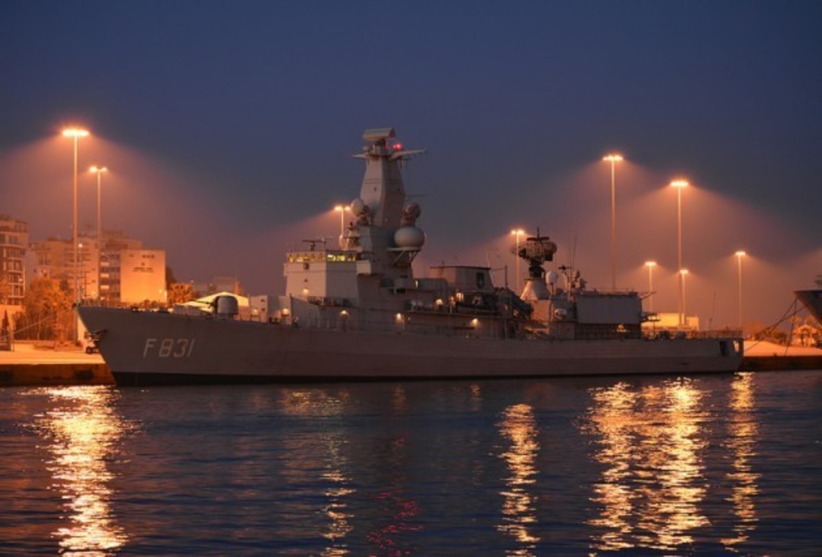 Η ναυαρχίδα της δύναμης του ΝΑΤΟ στον Πειραιά – Εντυπωσιακό ΒΙΝΤΕΟ