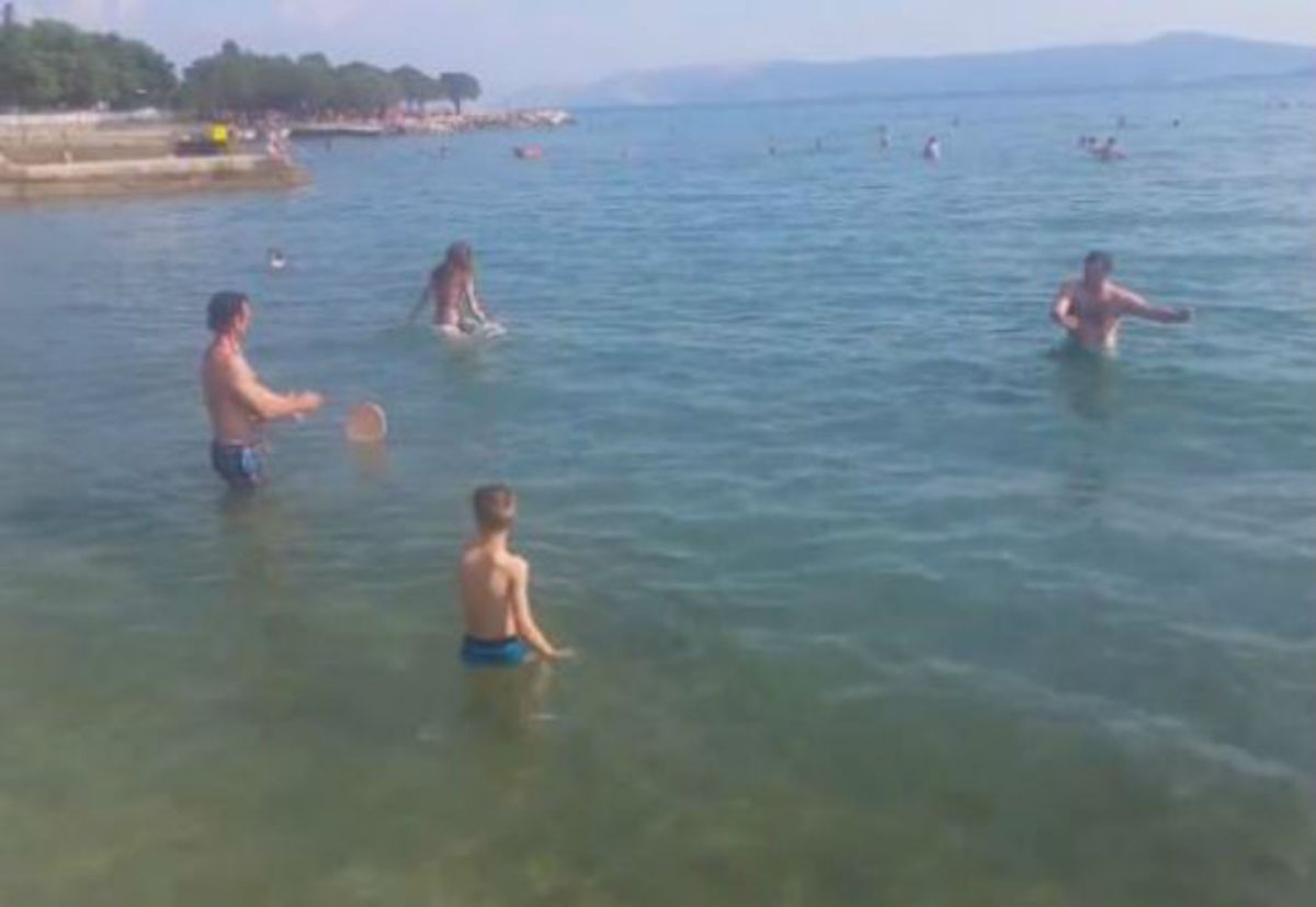 Ξεκαρδιστικό βίντεο : To χειρότερο παιχνίδι frisbee που έχετε δει ποτέ σε παραλία
