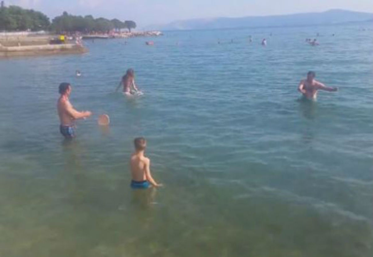 Ξεκαρδιστικό βίντεο : To χειρότερο παιχνίδι frisbee που έχετε δει ποτέ σε παραλία