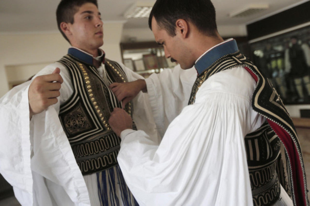 Προεδρική Φρουρά: Δείτε από κοντά πώς ντύνονται οι τσολιάδες!