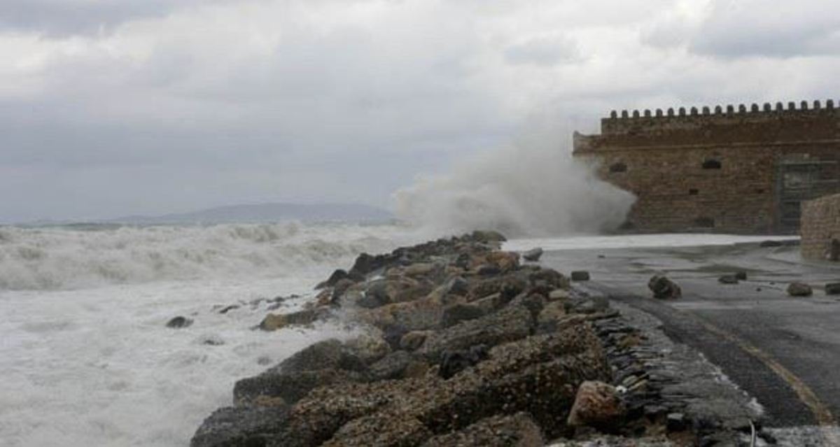Παραλίγο τραγωδία στο Ηράκλειο – Πατέρας έπεσε στη θάλασσα και ο γιος βούτηξε να τον σώσει