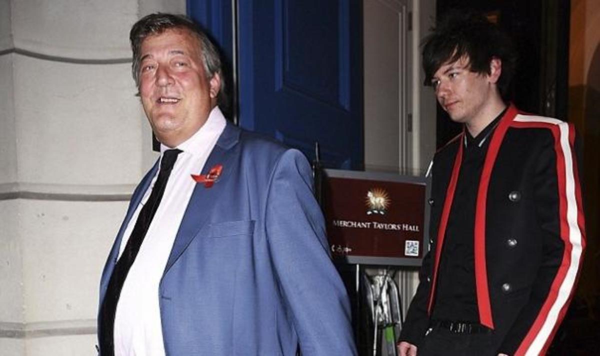 Stephen Fry: Επίσημη εμφάνιση με τον 30 χρόνια νεότερο σύζυγό του!