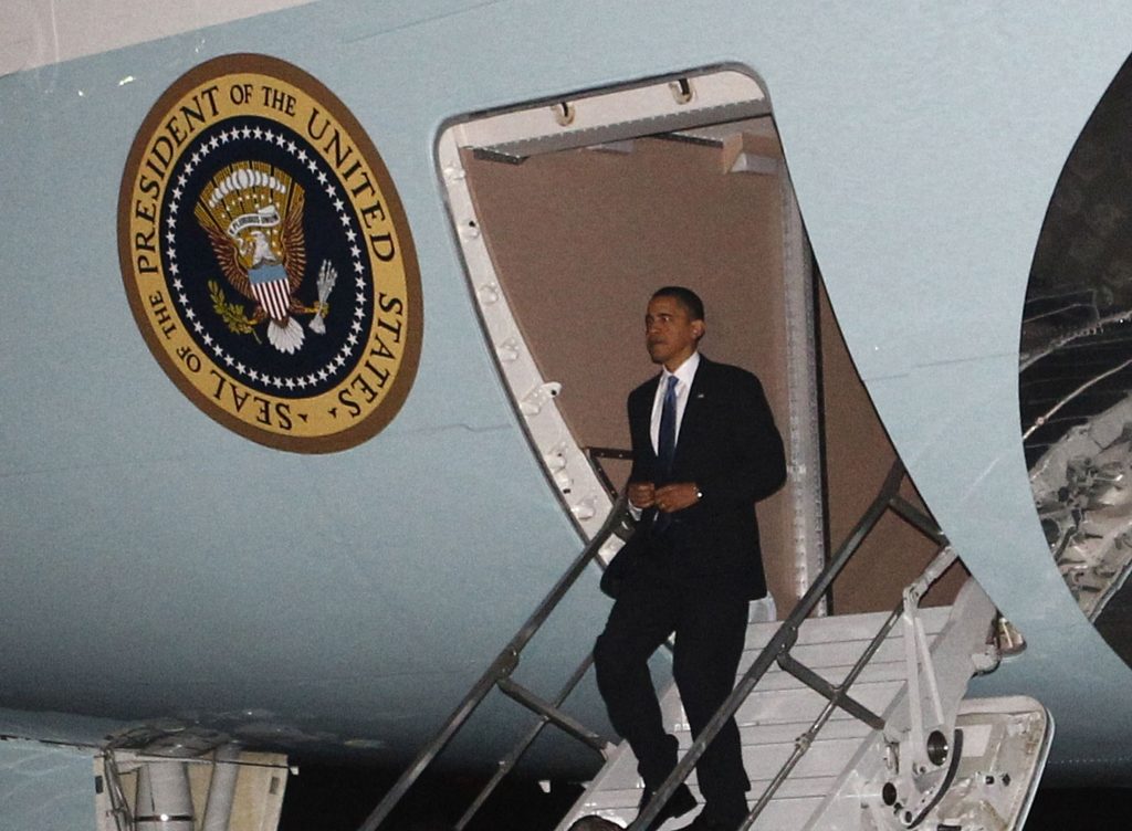 Ο Ομπάμα βγαίνει "στις μύτες" των ποδιών του από το Air Force One ΦΩΤΟ REUTERS