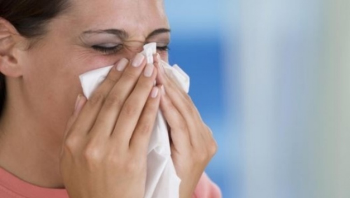 Πότε το φτέρνισμα δείχνει ότι έχετε πρόβλημα μούχλας στο σπίτι – Όλα τα συμπτώματα υγείας