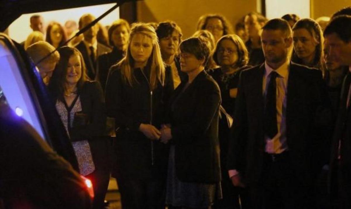 Μεταφέρθηκε η σορός της Cathriona στην εκκλησία – Περιμένουν τον Jim Carrey για την κηδεία