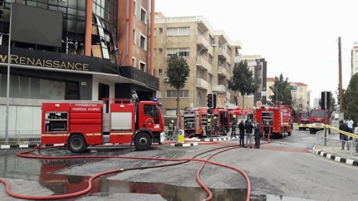 Μεγάλη έκρηξη και πυρκαγιά σε κτίριο γραφείων στην Λεμεσό – Μάχη με τις φλόγες δίνουν οι πυροσβέστες (VIDEO)