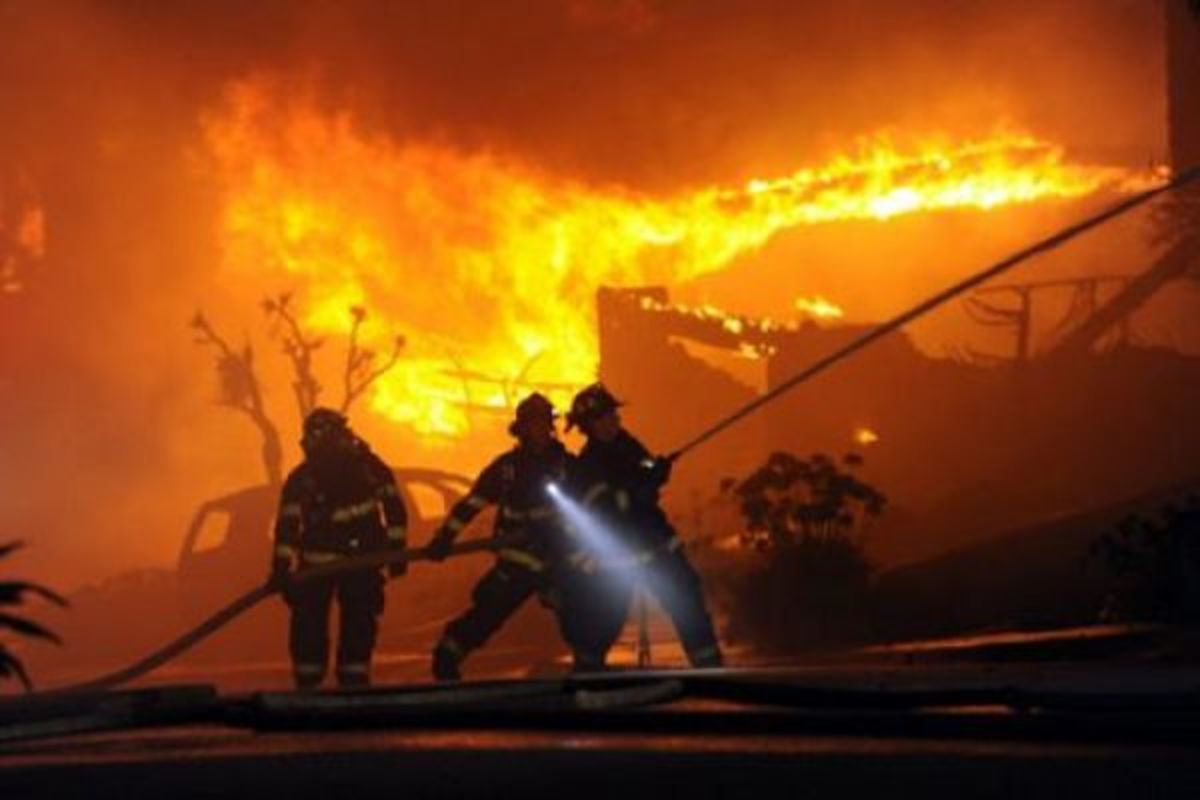 Έξι πύρινα μέτωπα στην Κρήτη – Μάχη με τον άνεμο δίνουν οι πυροσβέστες