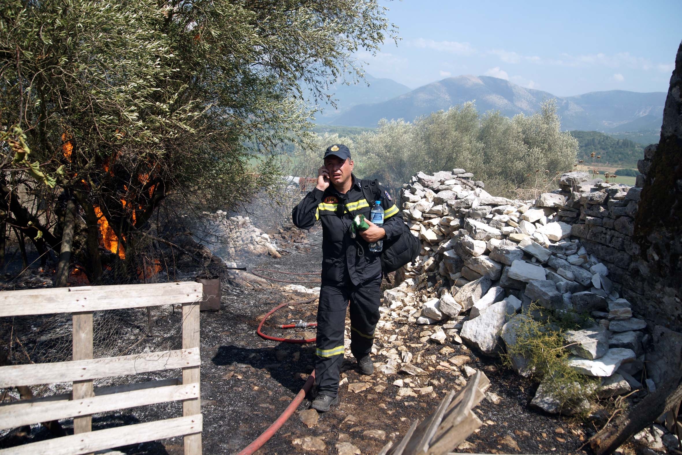 Υπό μερικό έλεγχο οι πυρκαγιές σε Aρκαδία, Μέγαρα και Ηράκλειο