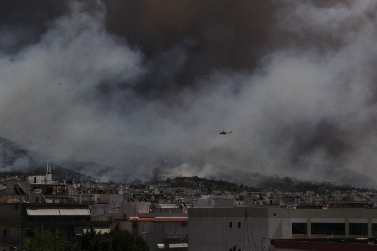 Φωτιά στον Καρέα: Συγκλονιστικές φωτογραφίες