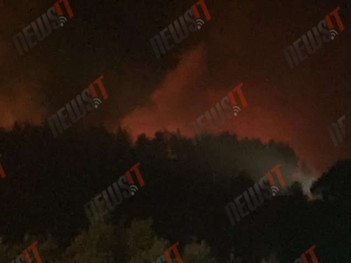 Ολονύχτια μάχη με τις φλόγες στους πρόποδες της Πάρνηθας – Οριοθετούν τη φωτιά μέχρι να “σηκωθούν” τα εναέρια μέσα στις 05.30