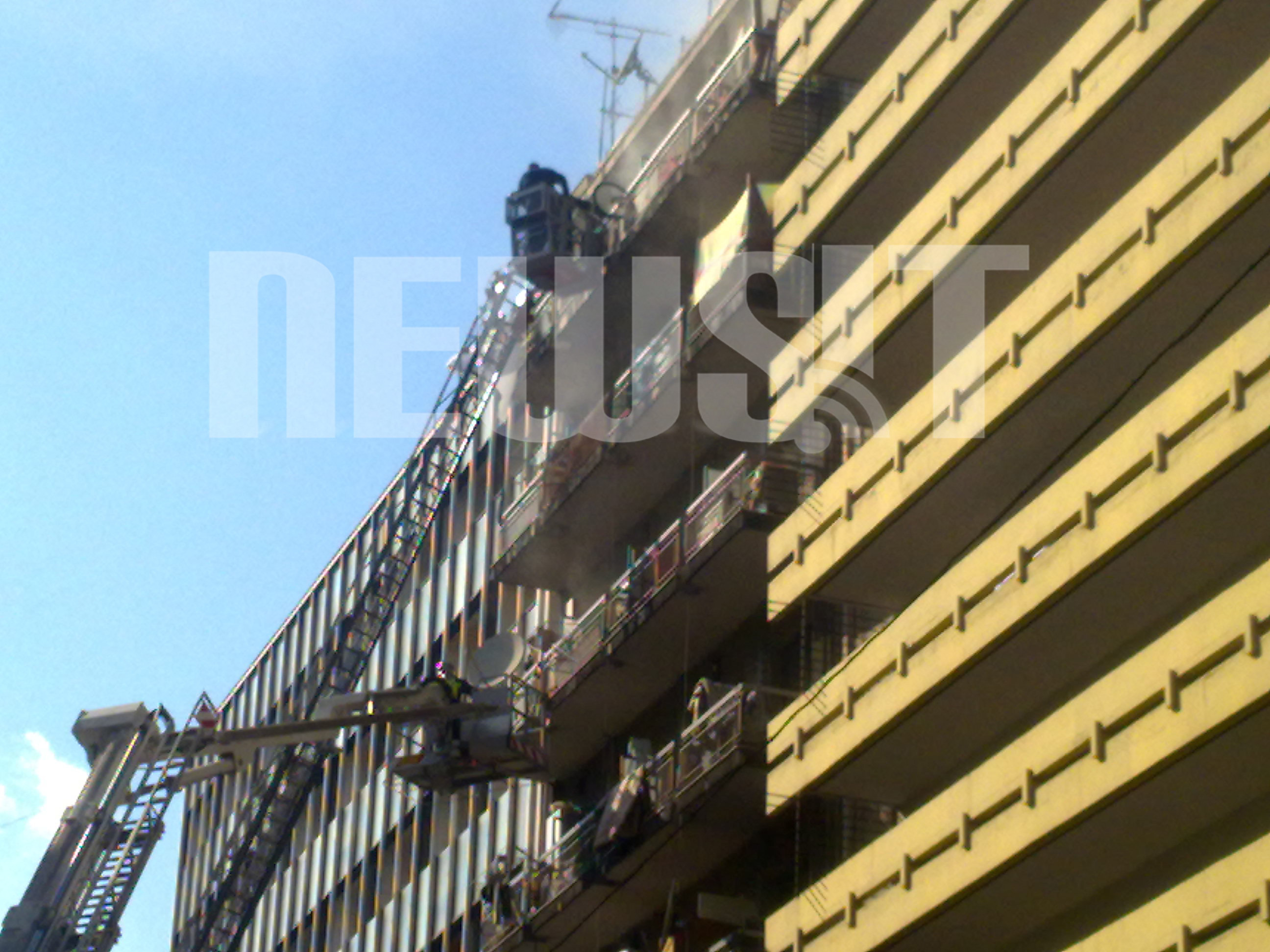 Απεγκλωβίστηκαν 6 άτομα από το “φλεγόμενο” κτίριο στο κέντρο της Αθήνας