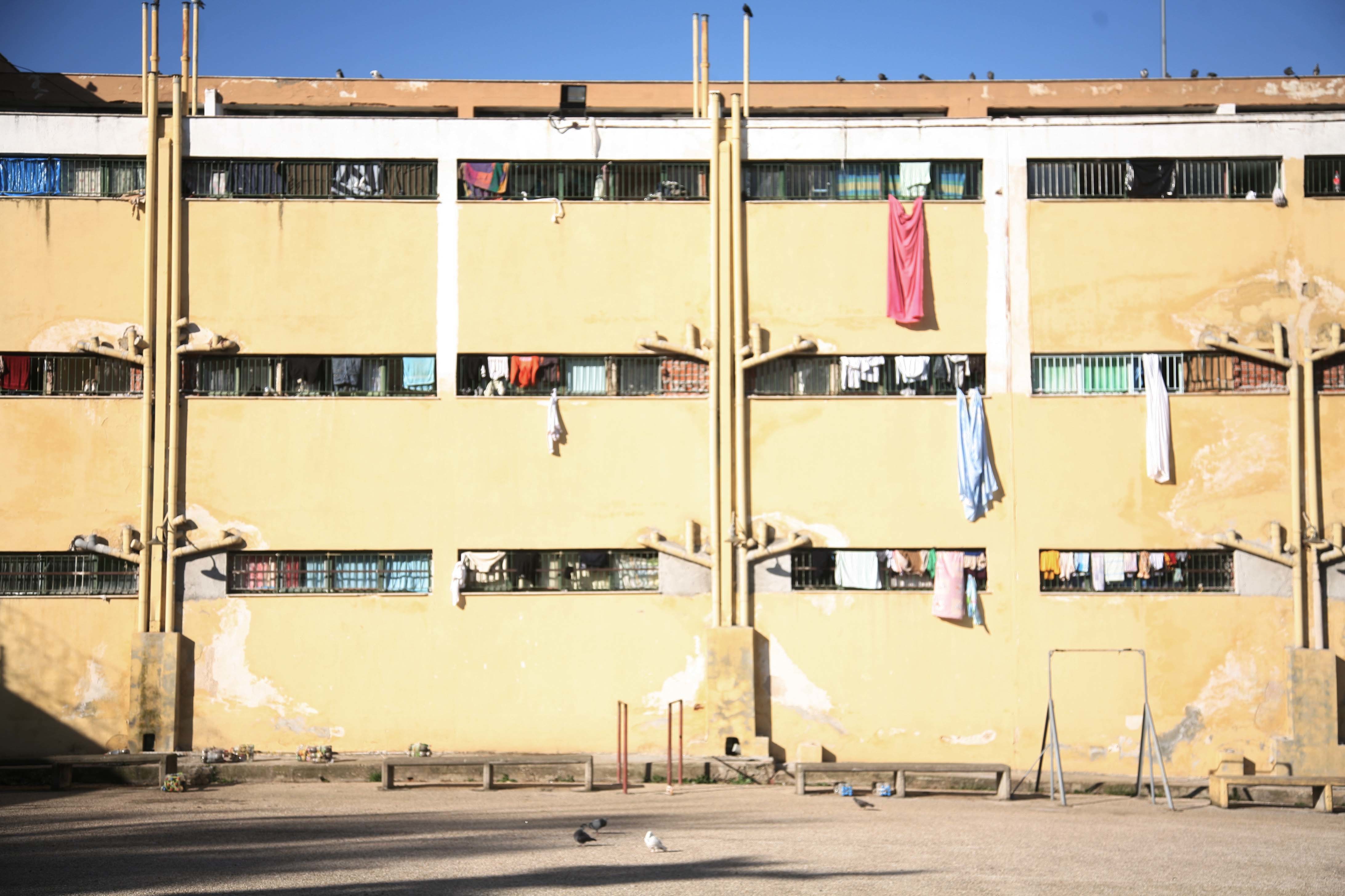 Παιδιά κοιμούνται στο πάτωμα στις φυλακές Αυλώνα