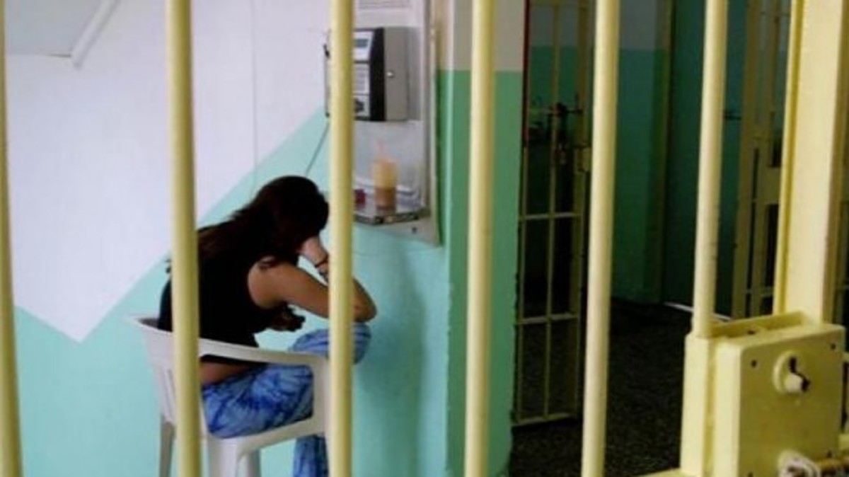 Βρέφος κοιμάται στο πάτωμα κελιού, μαζί με τη μητέρα του!
