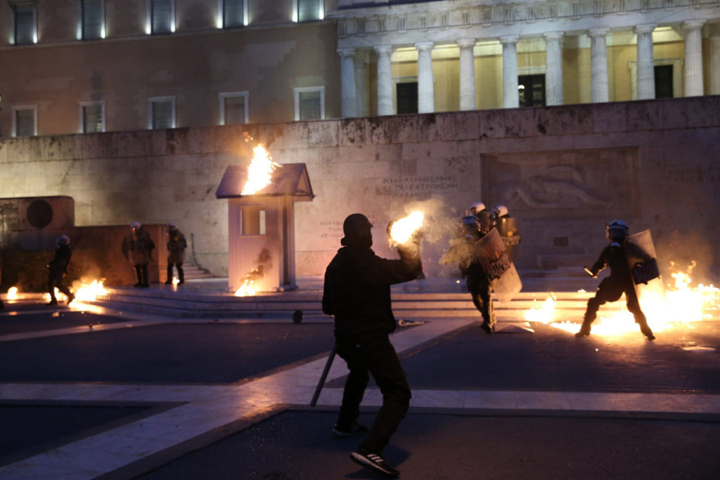 Οσο και να τα καίτε, εμείς θα τα ξαναφτιάχνουμε! [pics]