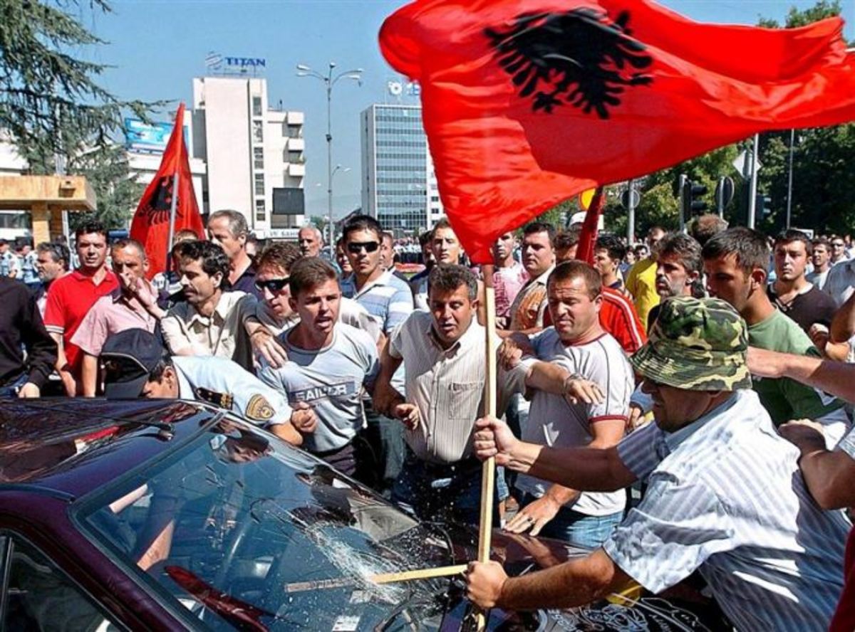 Δέκα χιλιάδες άτομα διαδηλώνουν για το φόνο των δύο νεαρών από αστυνομικό