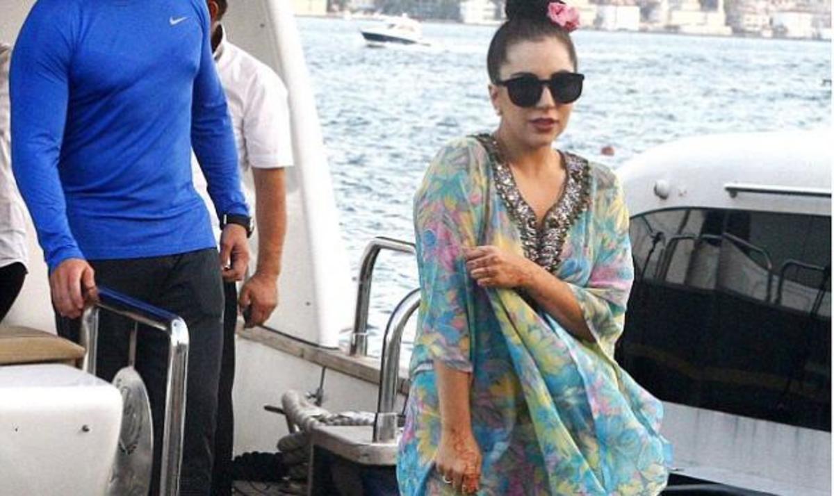 Lady Gaga: Με αποκαλυπτικό φόρεμα στην Κωνσταντινούπολη!