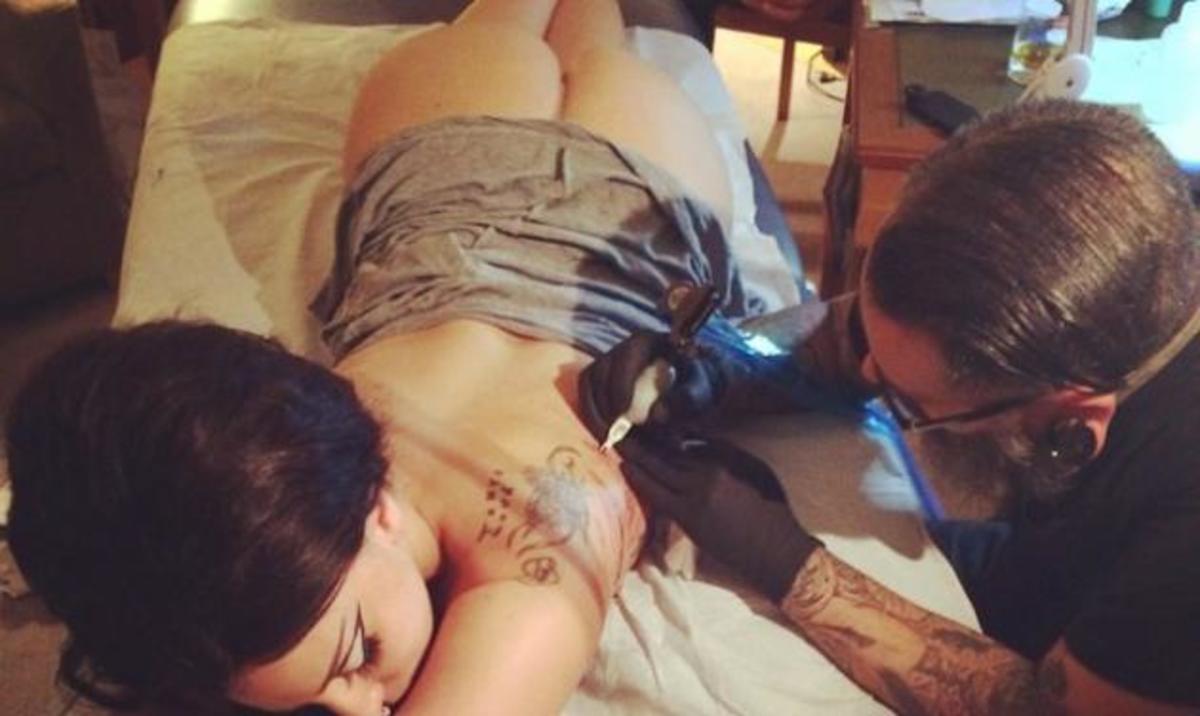 Lady Gaga: Δες την γυμνή, να κάνει … τατουάζ!