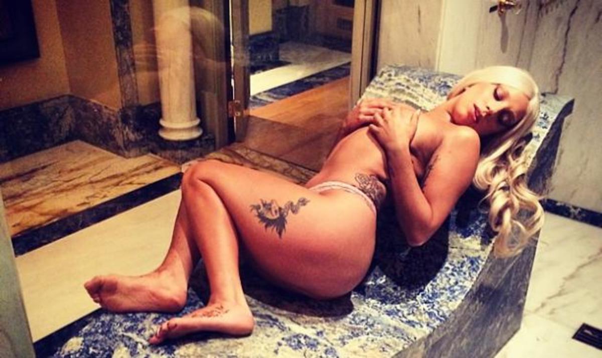 Πανικός με την Lady Gaga! Δες την να ποζάρει ημίγυμνη στο δωμάτιό της στην Αθήνα!