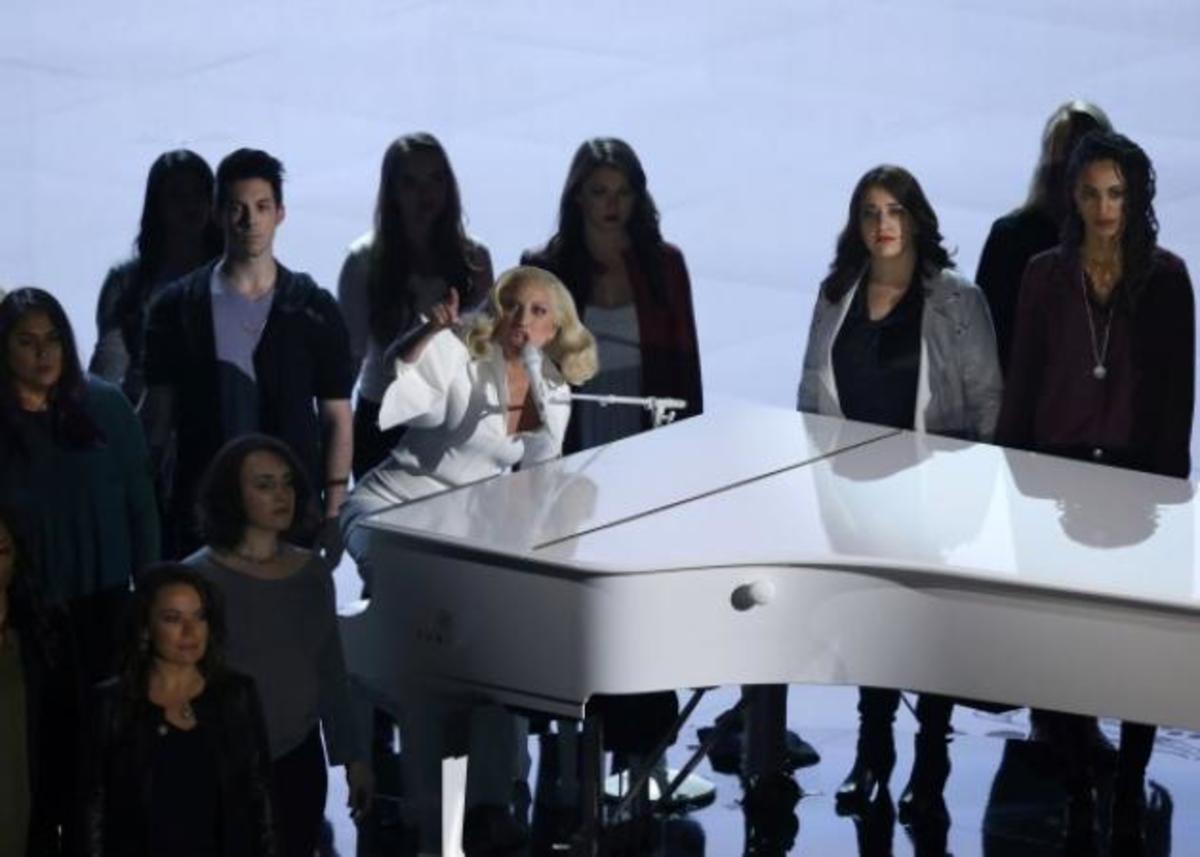 Συγκλόνισε η Lady Gaga – Τους έκανε όλους να δακρύσουν με την ερμηνεία της στα Oscar 2016! Video