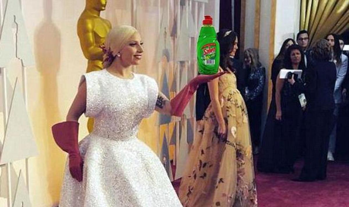 Σάλος στα social media με το κόκκινο πλαστικό γάντι της Lady Gaga! ΦΩΤΟ