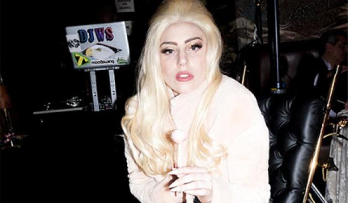 L. Gaga: Κυκλοφορεί με χρυσή αναπηρική καρέκλα, 24 καρατίων!