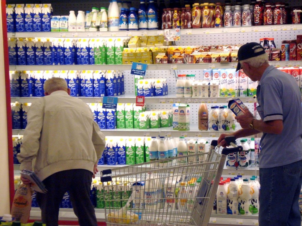 Απλησίαστο το γάλα για τους έλληνες – Θα γίνει ακόμα περισσότερο με την αύξηση του ΦΠΑ