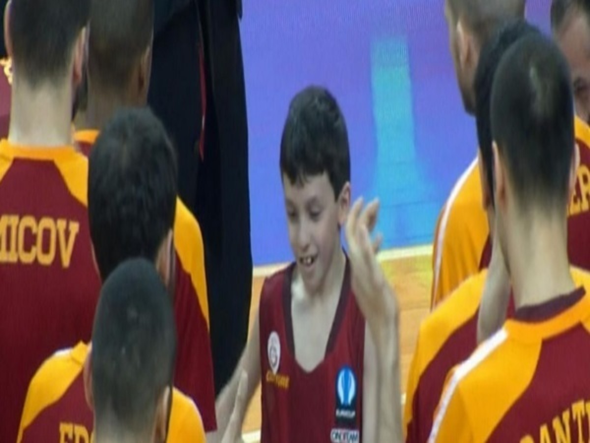 Συγκίνηση! 9χρονος με εγκεφαλική παράλυση υπέγραψε στη Γαλατασαράι! ΒΙΝΤΕΟ