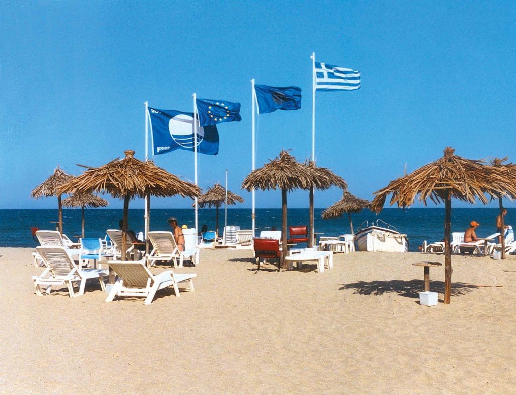 Ποιες ελληνικές παραλίες “έχασαν” τη γαλάζια σημαία;
