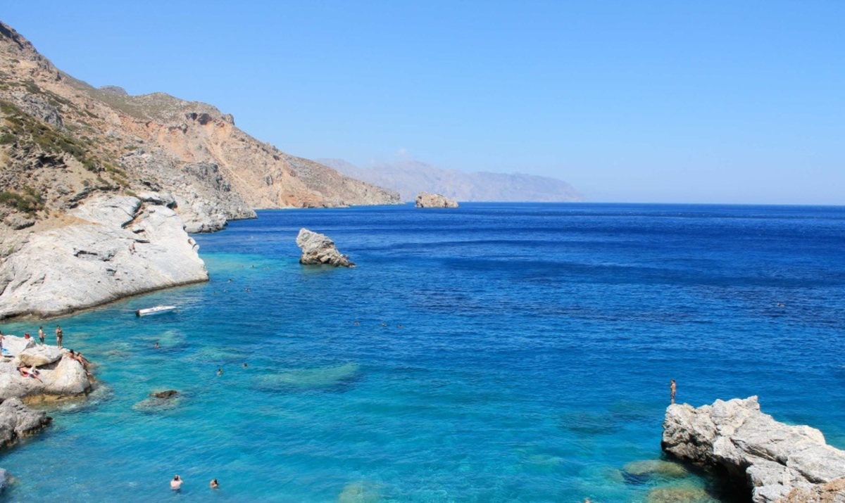 Ποιος διάσημος απολαμβάνει το απέραντο γαλάζιο της Αμοργού;
