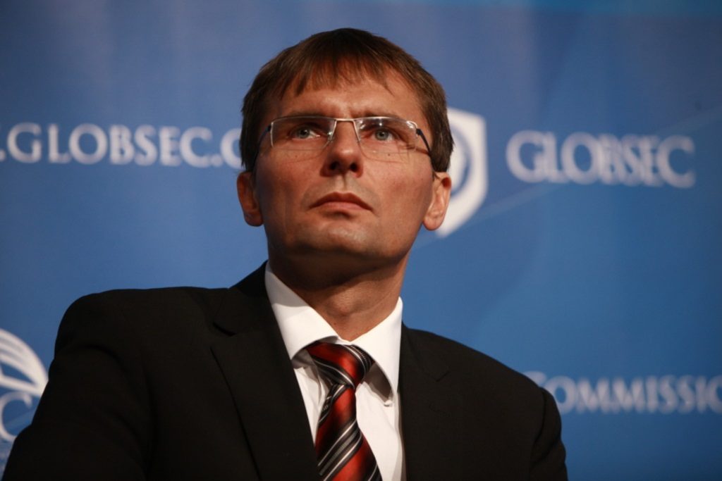 Καθαίρεσαν τον υπουργό Άμυνας λόγω εμπλοκής του σε σκάνδαλο υποκλοπών