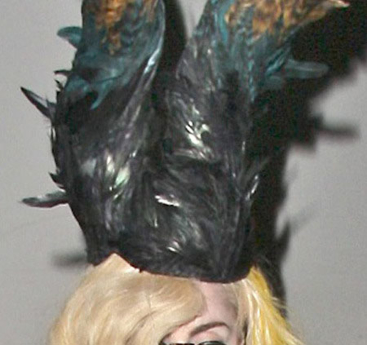 Μαντέψτε ποιά φοράει αυτό το καπέλο!